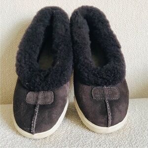 UGG slippers Water-resistant.
